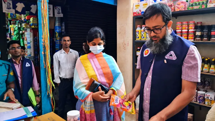 অনুমোদনহীন বিদেশী ‘চকলেট ও লজেন্স’ বিক্রি করায় দশ হাজার টাকা জরিমানা